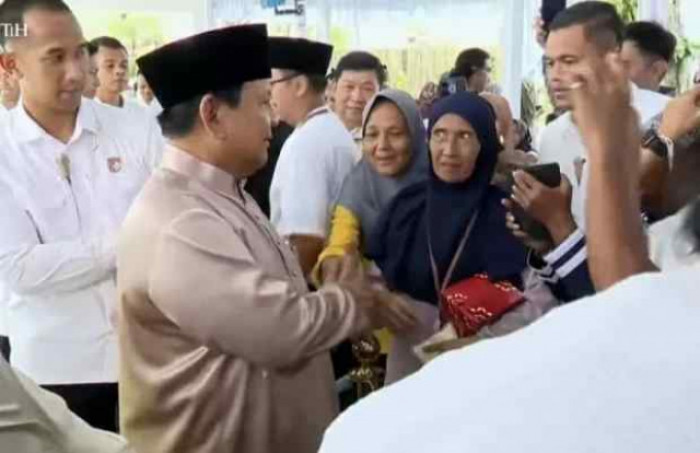 Open House di Istana, Prabowo Sapa Warga hingga Gendong Anak Kecil