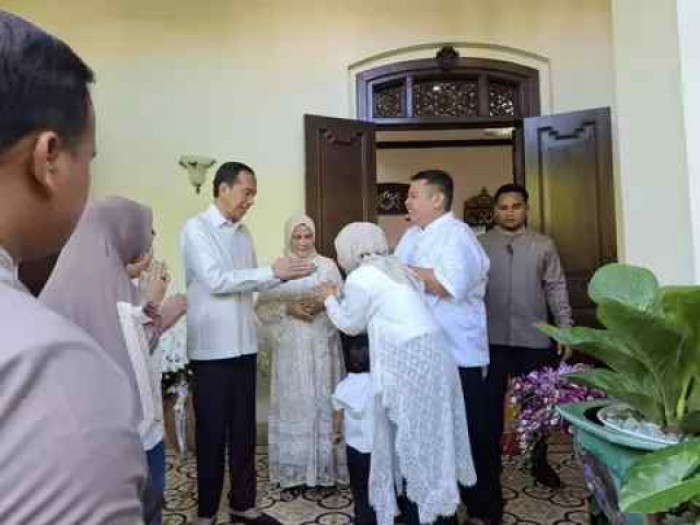 Warga Antre Halalbihalal di Rumah Jokowi